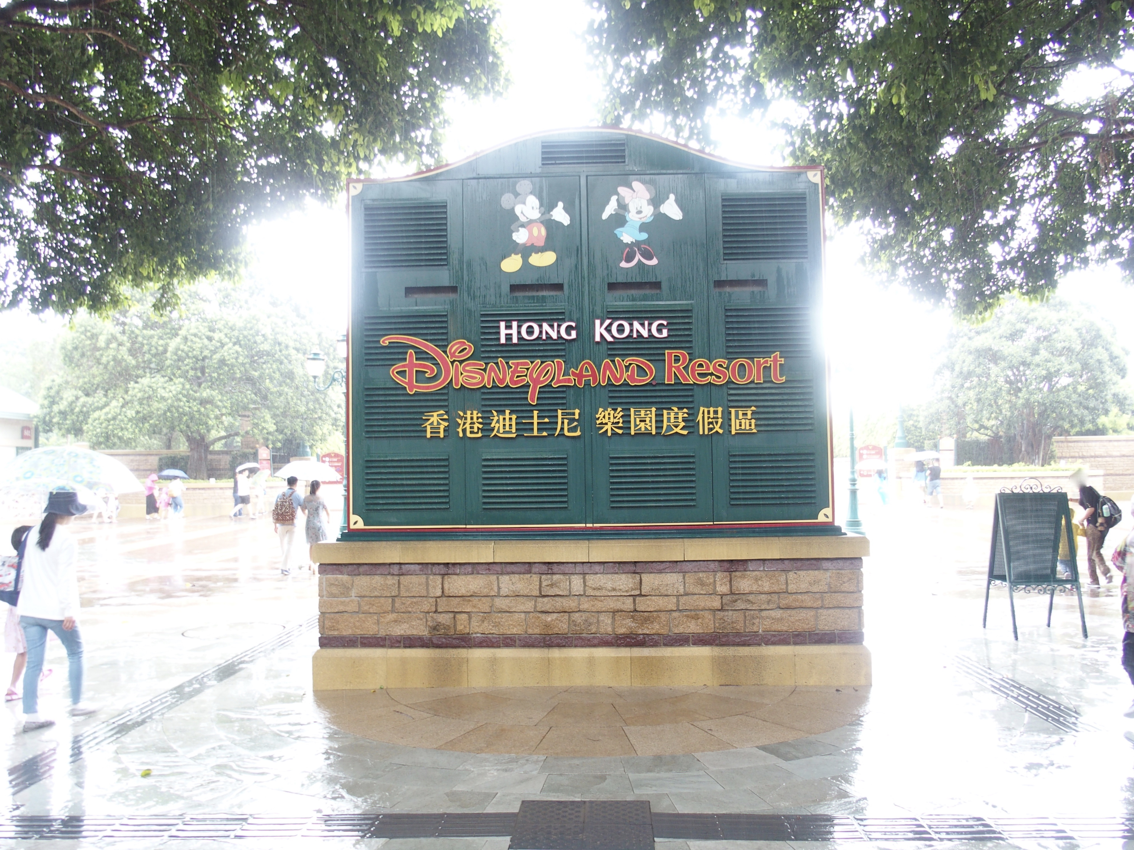 初めての香港ディズニーランド 夏休みの混雑状況は えっ台風 大雨だけど大丈夫 クレカトラベラー